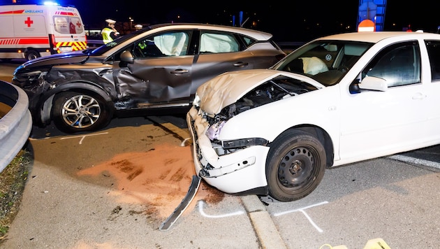 Völlig demolierte Autos nach dem Unfall.