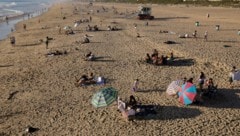 In Los Angeles verbringen die Menschen bereits Zeit am Strand.