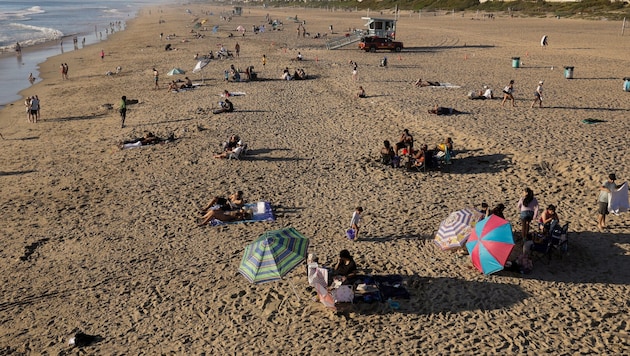 In Los Angeles verbringen die Menschen bereits Zeit am Strand.
