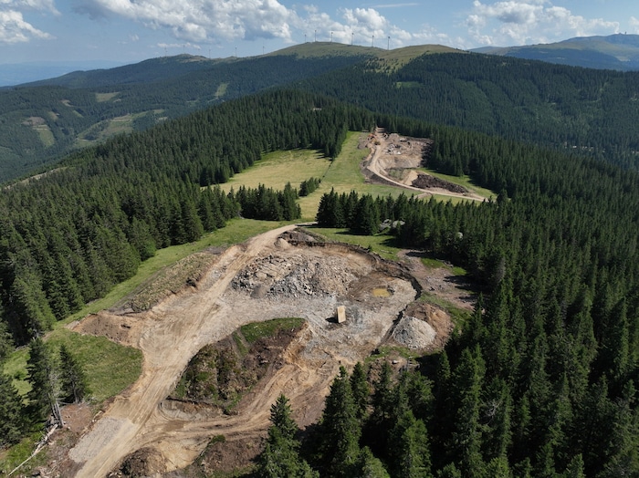 Derzeit ist die Baustelle von einer Schneeschicht bedeckt. Das Foto ist im Herbst 2025 ...