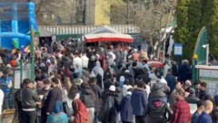 Zehntausende Menschen kamen rund um das Islamische Zentrum in Wien zusammen, um das Ende des ...