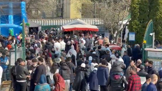 Zehntausende Menschen kamen rund um das Islamische Zentrum in Wien zusammen, um das Ende des ...