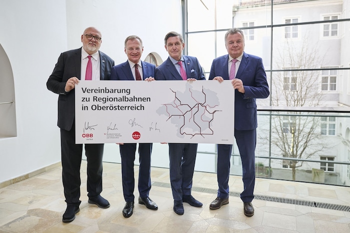 Vier Unterschriften und ein Bekenntnis zum Öffentlichen Verkehr in Oberösterreich: ÖBB-General ...