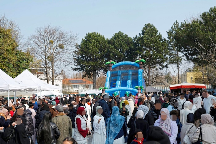 Rund um das Islamische Zentrum Wien wurden auch Hüpfburgen und verschiedene Marktstände ...