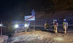 Der Lieferwagen wäre beinahe über einen Abhang abgestürzt.