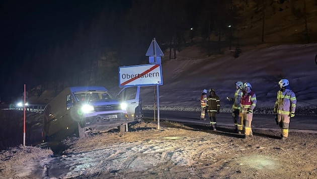 Der Lieferwagen wäre beinahe über einen Abhang abgestürzt.