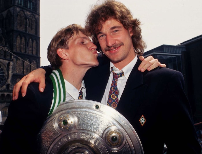 Andi Herzog in Bremen mit der Meisterschale und Mitspieler Marco Bode.