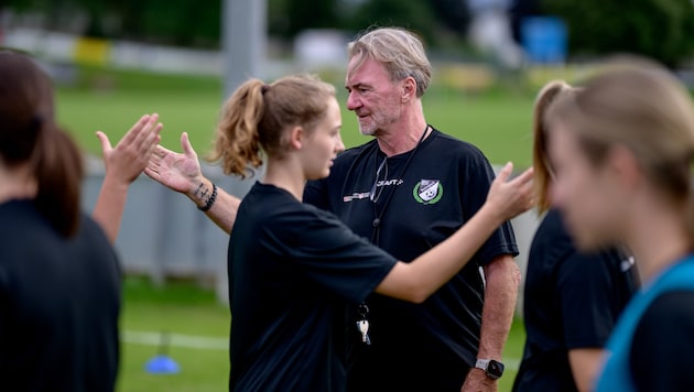Andy Ogris als Trainer des Neulengbacher Frauenteams.