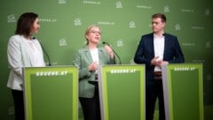 Gemeinsam mit Alma Zadic und Stefan Kaineder blickte Grünen-Chefin Leonore Gewessler (mitte) an ...