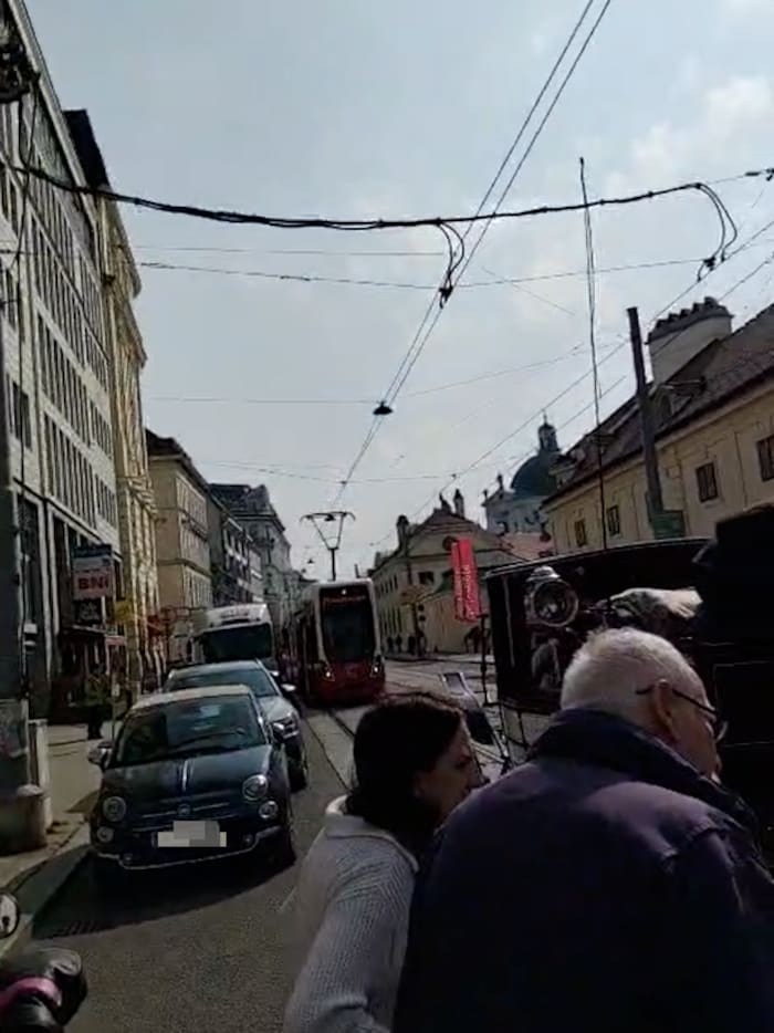 Die herannahende Bim musste vorübergehend stehenbleiben.