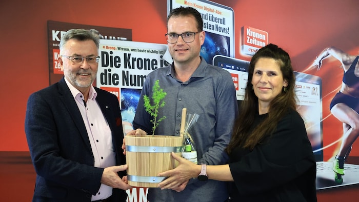 Geschäftsführer Rüdiger Lex (links) und Daniela Voit vom Verein proHolz Tirol überreichten der ...