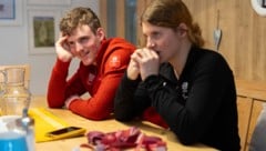 Hansi und Vroni Aigner, zu 93 Prozent blind, beim Interview mit der „Krone“