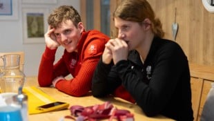 Hansi und Vroni Aigner, zu 93 Prozent blind, beim Interview mit der „Krone“.