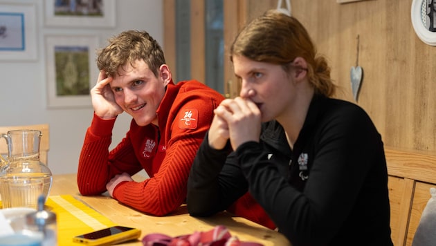 Hansi und Vroni Aigner, zu 93 Prozent blind, beim Interview mit der „Krone“