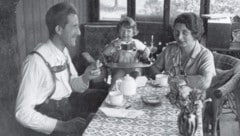 Edmund Turteltaub mit seiner Ehefrau Gertrud und deren Sohn Hans auf der Veranda in ...