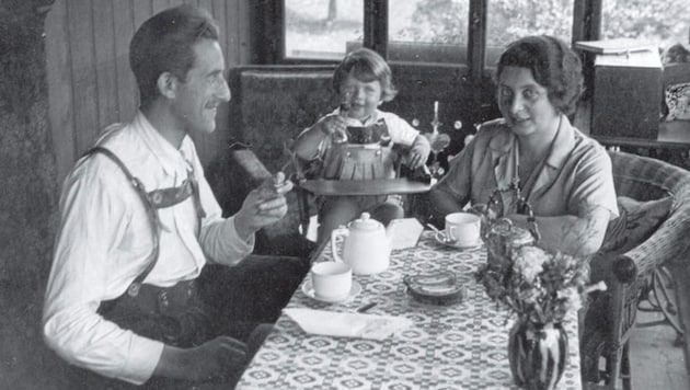 Edmund Turteltaub mit seiner Ehefrau Gertrud und deren Sohn Hans auf der Veranda in ...