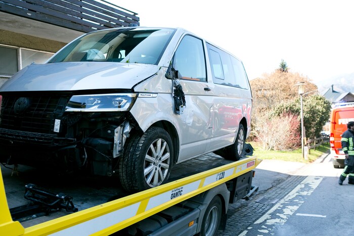 Der Bus musste abgeschleppt werden.