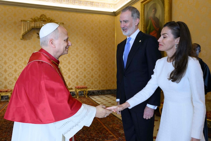 Papst Leo schüttelt der spanischen Königin die Hand.