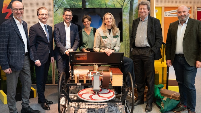 Museums-Chef Jörg Ehtreiber (3. v. li.) mit Partnern und Sponsoren