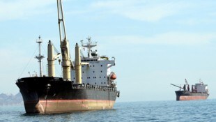 Die iranische Führung hat die Straße von Hormuz wieder für den Schiffsverkehr gesperrt ...