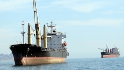 Die iranische Führung hat die Straße von Hormuz wieder für den Schiffsverkehr gesperrt ...