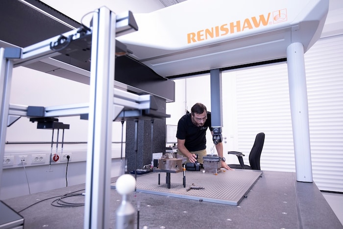 Die Mitarbeiter von M&H fertigen in Ilz hochkomplexe Metallkomponenten für die Formel 1.