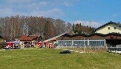 Gleich mehrere Feuerwehren bekämpfen den Brand.