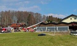 Gleich mehrere Feuerwehren bekämpfen den Brand.