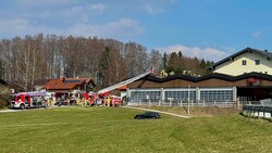 Gleich mehrere Feuerwehren bekämpfen den Brand.