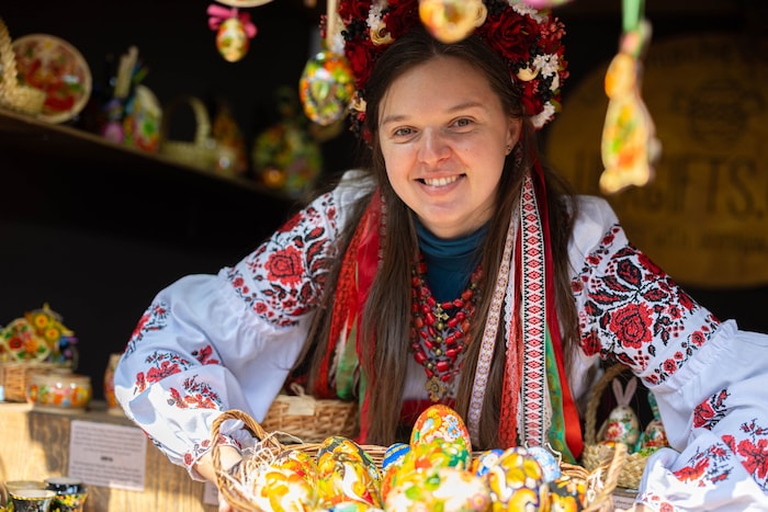 Oksana M. mit ihren bunten Kreationen aus der Ukraine