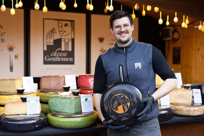 Von pink bis grün: Niklaus S. (23) verkauft besonders ausgefallenen Käse