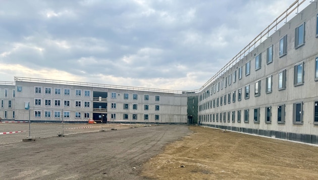 Der Rohbau steht: zwei der fünf „Finger“ der neuen Justizanstalt in Klagenfurt.
