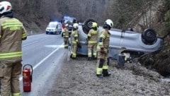 Der Wagen kam auf dem Dach zum Liegen.