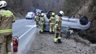 Der Wagen kam auf dem Dach zum Liegen.