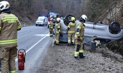 Der Wagen kam auf dem Dach zum Liegen.