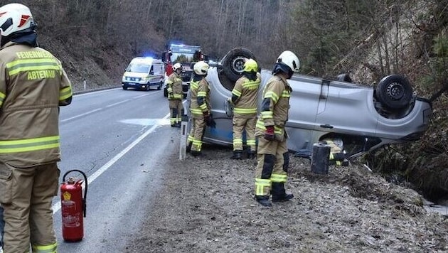 Der Wagen kam auf dem Dach zum Liegen.