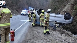 Der Wagen kam auf dem Dach zum Liegen.