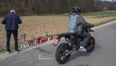 An dieser Stelle auf der Petersdorfstraße, auf der Jugendliche gerne mit ihren Motorrädern ...