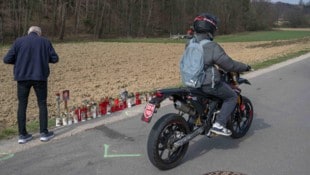 An dieser Stelle auf der Petersdorfstraße, auf der Jugendliche gerne mit ihren Motorrädern ...