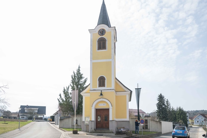 Die Kirche von Mühldorf ist trauerbeflaggt.