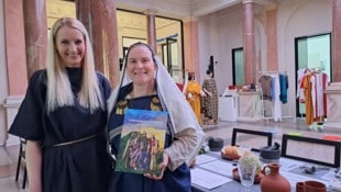 Inmitten der Mitmach-Stationen (beispielsweise bei Sandra Rutter, links) im kärnten museum ...