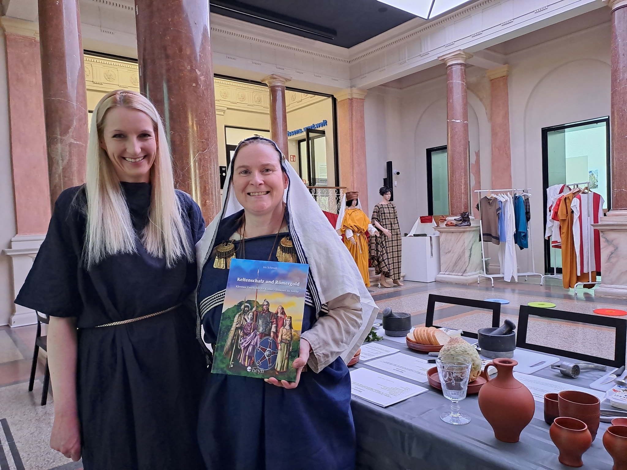 Inmitten der Mitmach-Stationen (beispielsweise bei Sandra Rutter, links) im kärnten museum ...