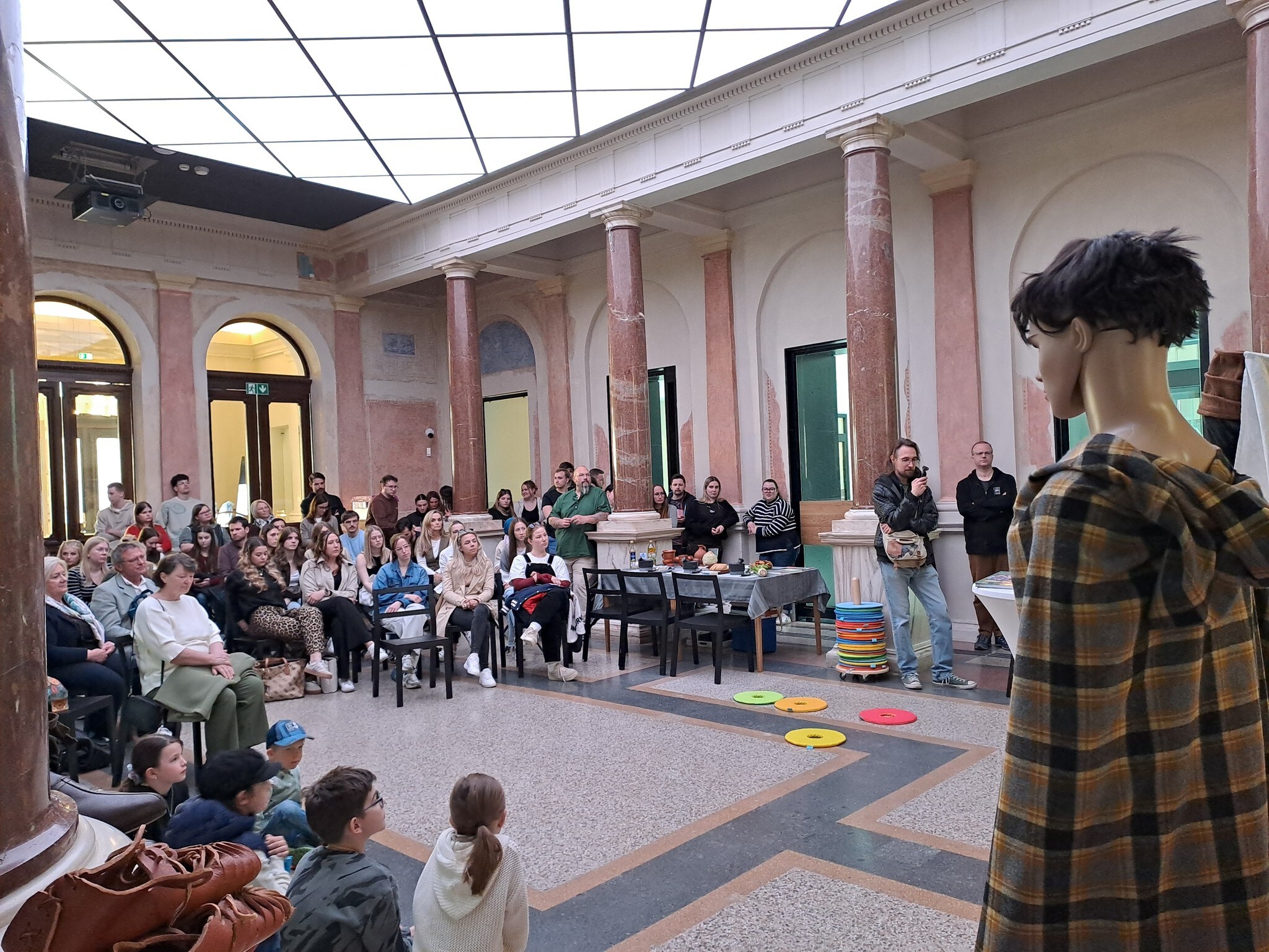 Der Lesung aus dem neuen Buch lauschte man am freitag im kärntne museum.