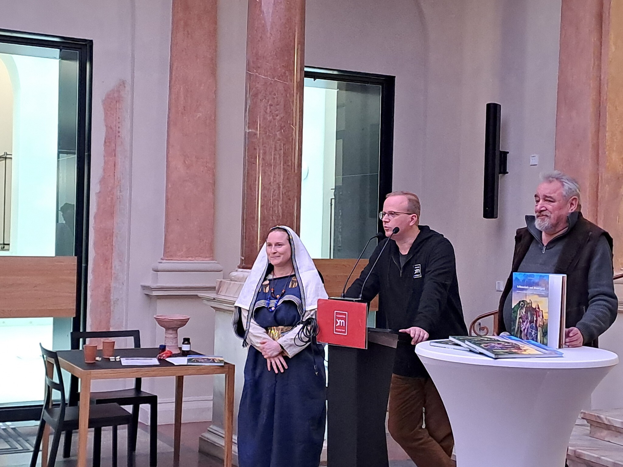 Iris Schmidt, Roland Bäck und Achim Zechner bei der Präsentation des Buches.