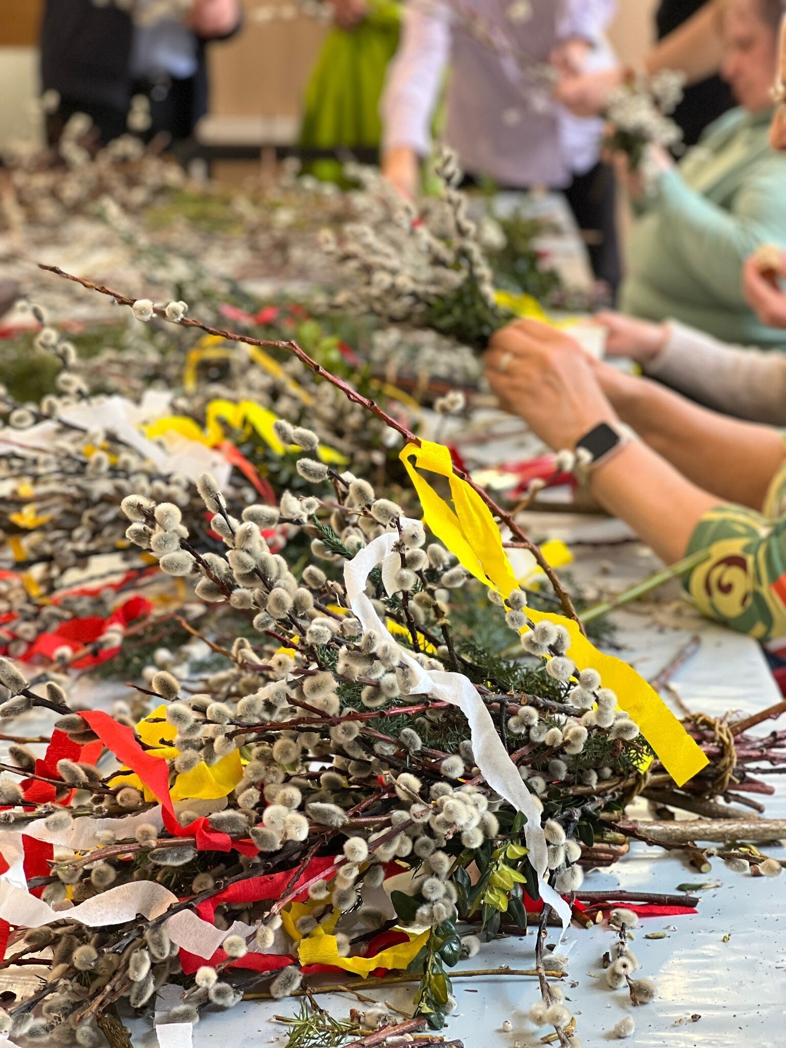 In vielen Orten werden die Buschen mit Bändern, Brezen, Äpfeln oder Ostereiern geschmückt.