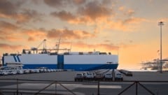 Zahlreiche Luxuskarossen kommen durch die iranischen Angriffe nicht an ihr Ziel, das freut nun ...