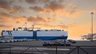 Zahlreiche Luxuskarossen kommen durch die iranischen Angriffe nicht an ihr Ziel, das freut nun ...