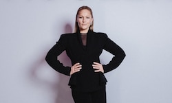 Die Sängerin, die uns „Atemlos“ macht, als neues Gesicht für die Designermarke Mugler: Elegant, ...