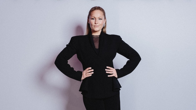 Die Sängerin, die uns „Atemlos“ macht, als neues Gesicht für die Designermarke Mugler: Elegant, ...