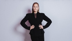 Die Sängerin, die uns „Atemlos“ macht, als neues Gesicht für die Designermarke Mugler: Elegant, ...